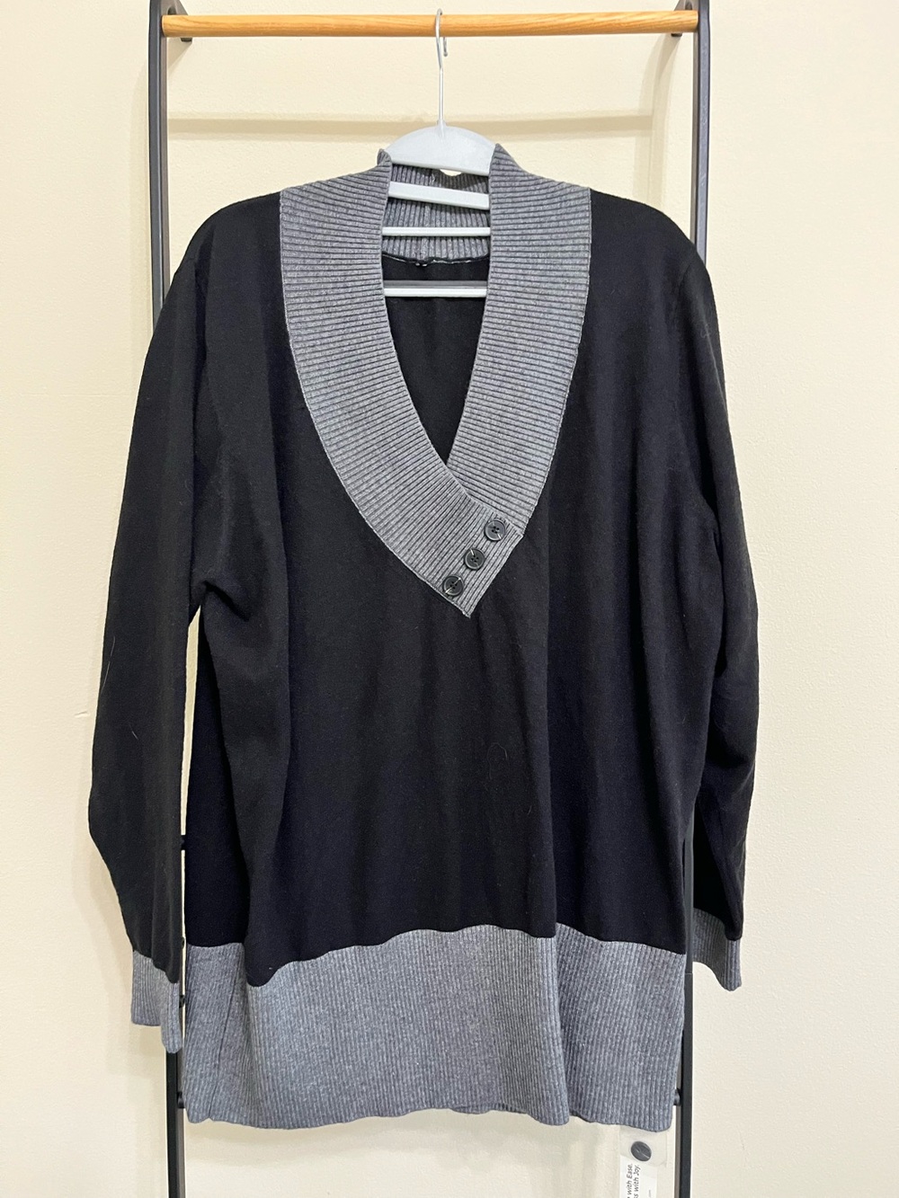 BloomChic Gray Black Colorblock V-Neck Button Sweater 14/16 NWT